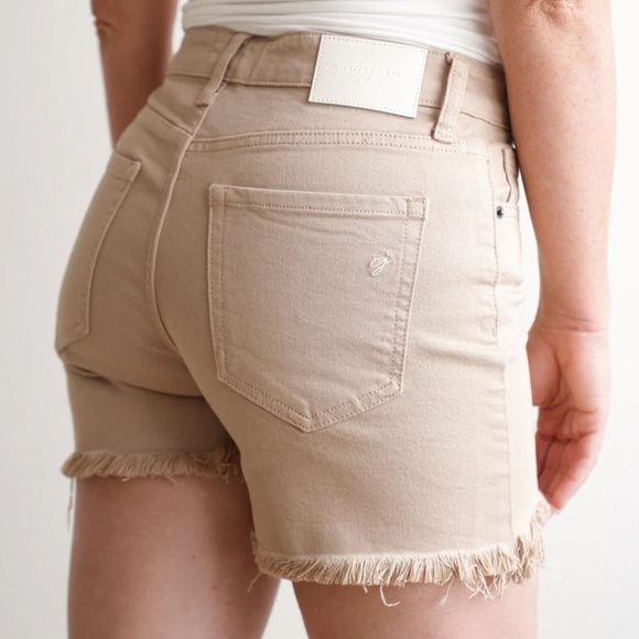 Carly Jean Revy Shorts - Picture 4 of 8